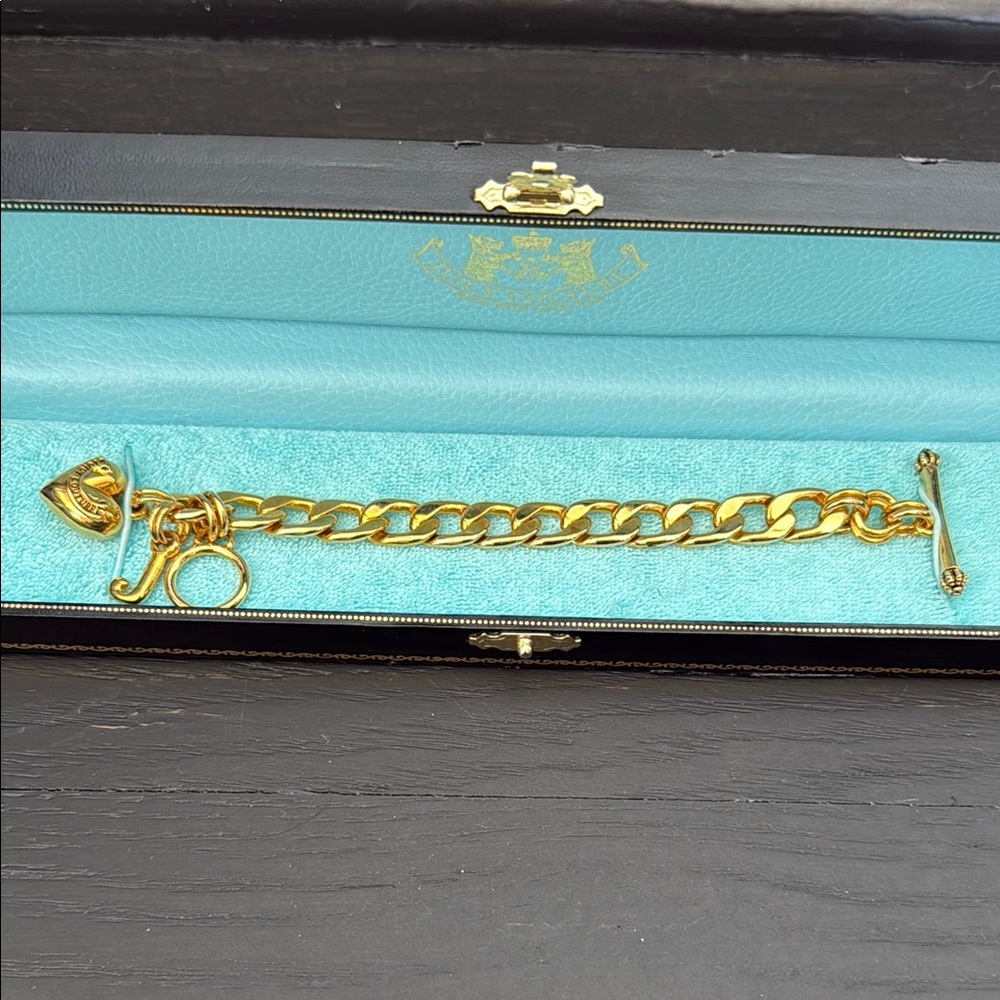 New in box Juicy Couture gold charm bracelet with heart and j charm - Picture 4 of 8